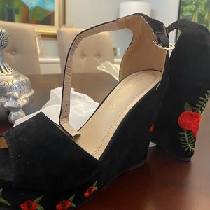 Black suede wedges w/ embroidered red flowers 😍